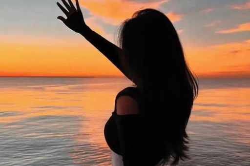 内娱开年地震！30岁网红司晓迪爆料睡遍顶流48小时反转封账号